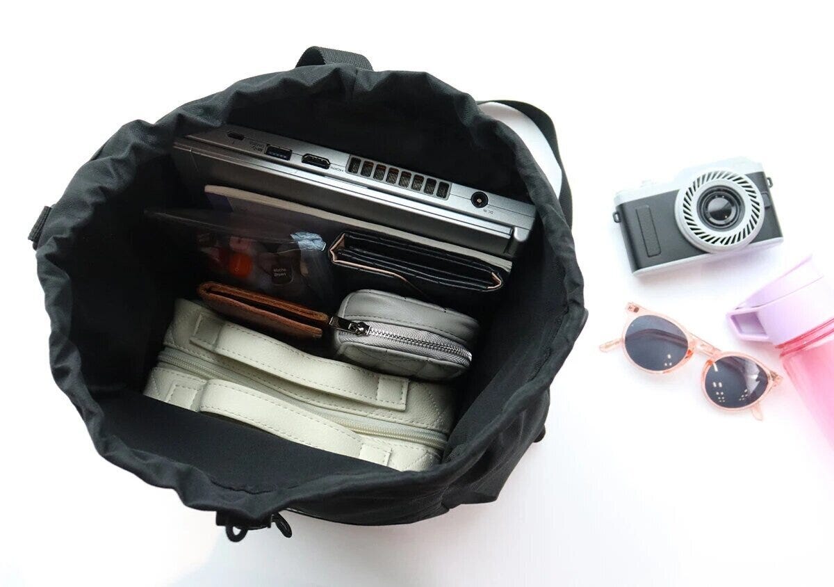 PUMAバッグの中に収納されたノートPCやスニーカーなどの俯瞰写真