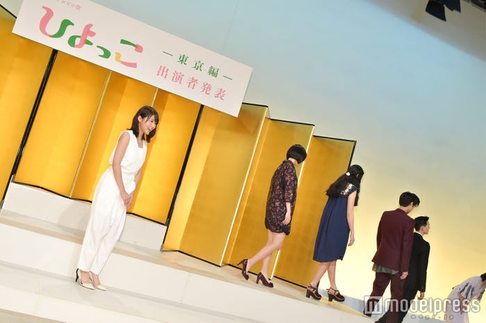 最後まで壇上に残って挨拶をする有村架純(C)モデルプレス