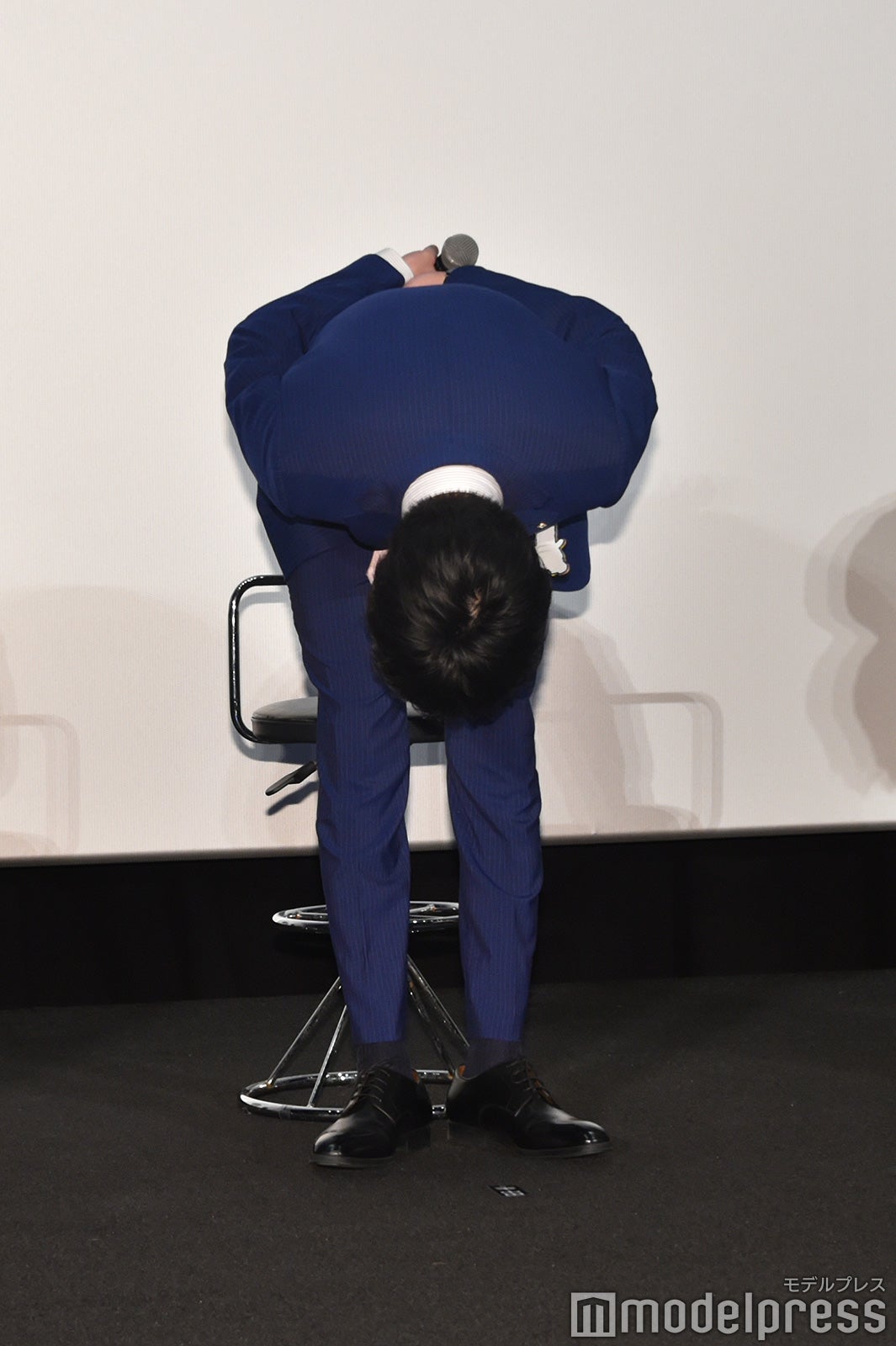 深々とお辞儀をする田中圭（C）モデルプレス