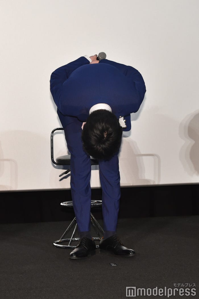 深々とお辞儀をする田中圭(C)モデルプレス