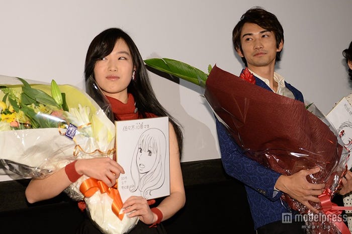 (左より)佐々木心音、町田啓太