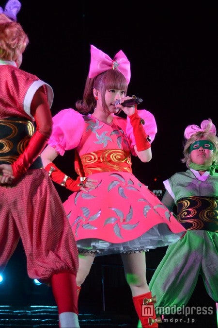 きゃりー、ミニワンピでLIVE披露　バースデーサプライズに感激