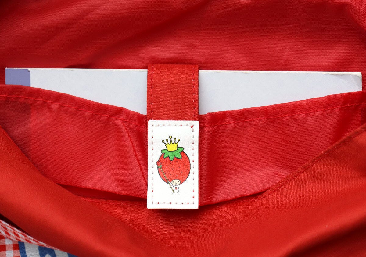 サンリオいちご新聞がすっぽり入るトートバッグ内ポケット留め具