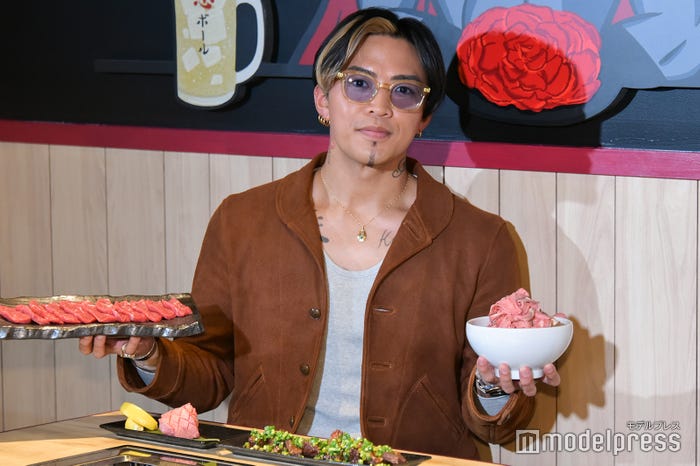 好物の焼肉を前に嬉しそうな数原龍友(C)モデルプレス