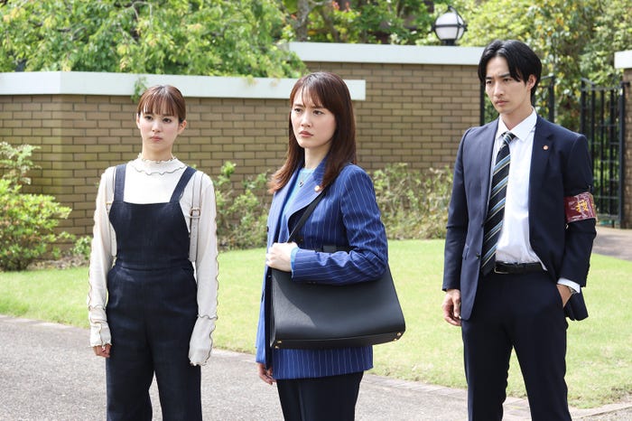 関水渚、綾瀬はるか、古屋呂敏/「元彼の遺言状」第8話より(C)フジテレビ