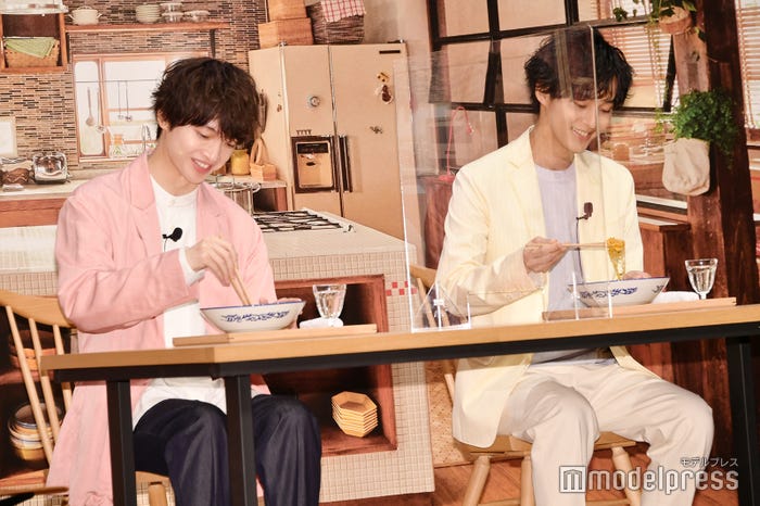 食べっぷりを見せた玉森裕太&藤ヶ谷太輔(C)モデルプレス