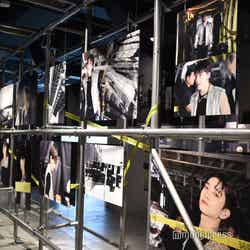 SEVENTEENバックヤード再現空間で展示(C)モデルプレス