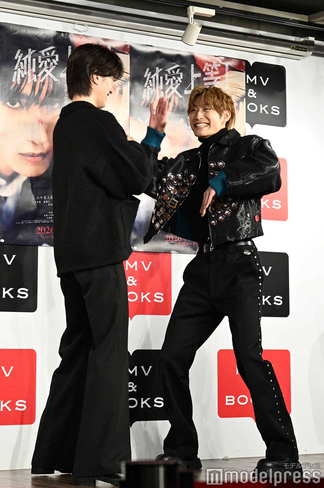 笑顔に振り切る高松アロハ、つられて笑ってしまう山中柔太朗、（C）モデルプレス