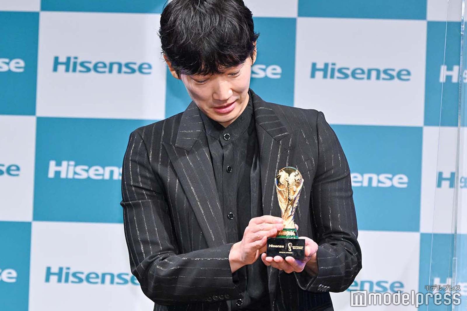 トロフィーを優しく持つ綾野剛（C）モデルプレス