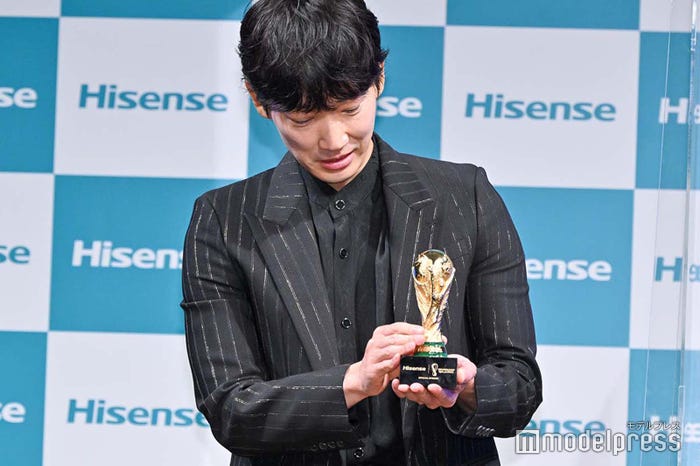 トロフィーを優しく持つ綾野剛(C)モデルプレス