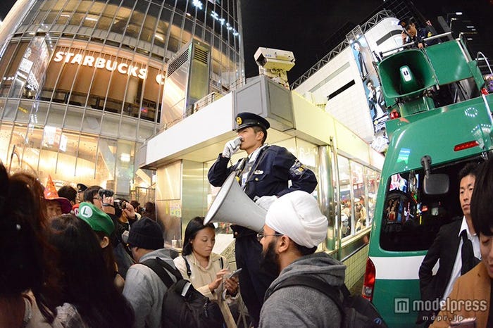 スクランブル交差点では警官が呼びかけ