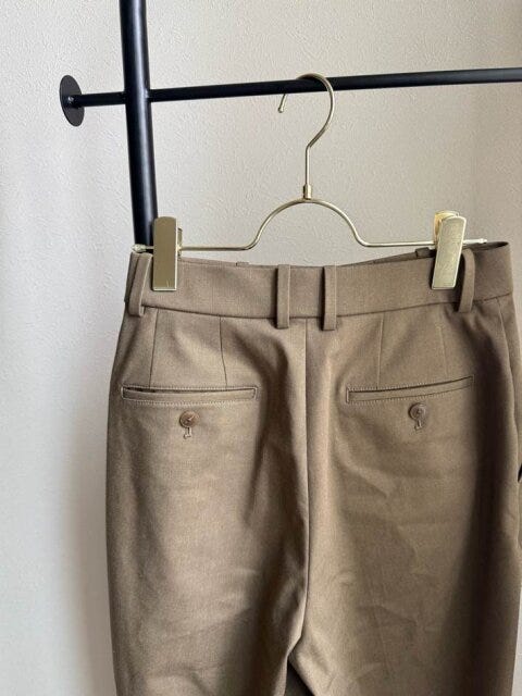 ユニクロ　タックワイドパンツ　OLIVE　後ろ側