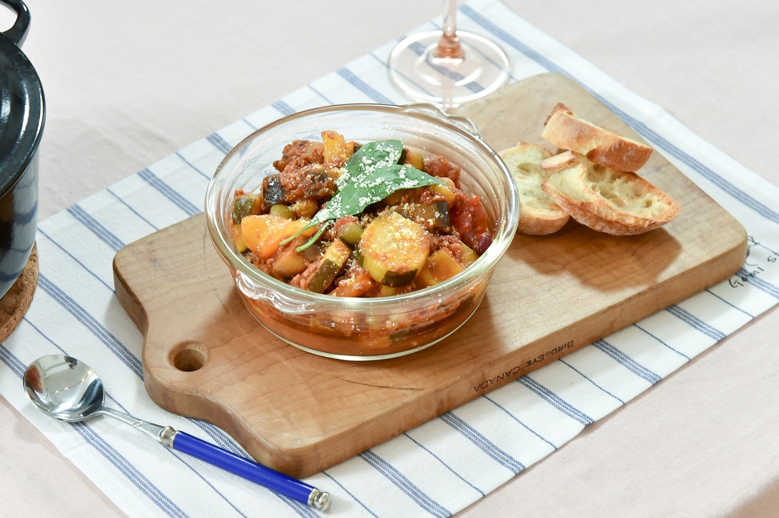 ブルーのランチョンマットにガラスの器が涼しげ／谷川りさこ