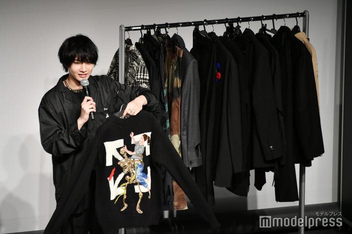 この日の衣装をファンの意見を参考に選ぶ桜田通(C)モデルプレス