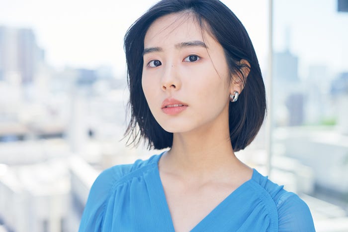 花岡すみれ/フォトグラファー:Tokio Okada/スタイリスト:Masumi Yakuzawa/ヘアメイク:Shiho Sakamoto(提供写真)