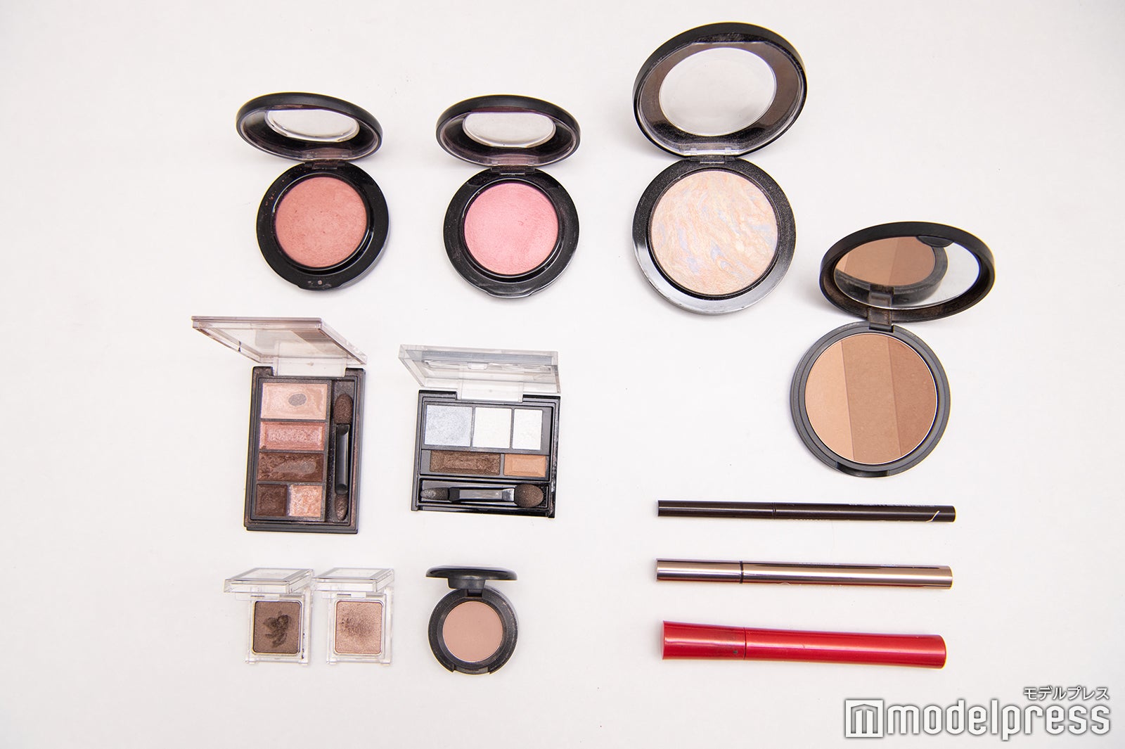 藤村さおりアナウンサーのポーチの中身は？（C）モデルプレス