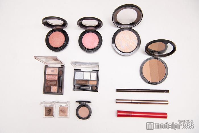 藤村さおりアナウンサーのポーチの中身は?(C)モデルプレス