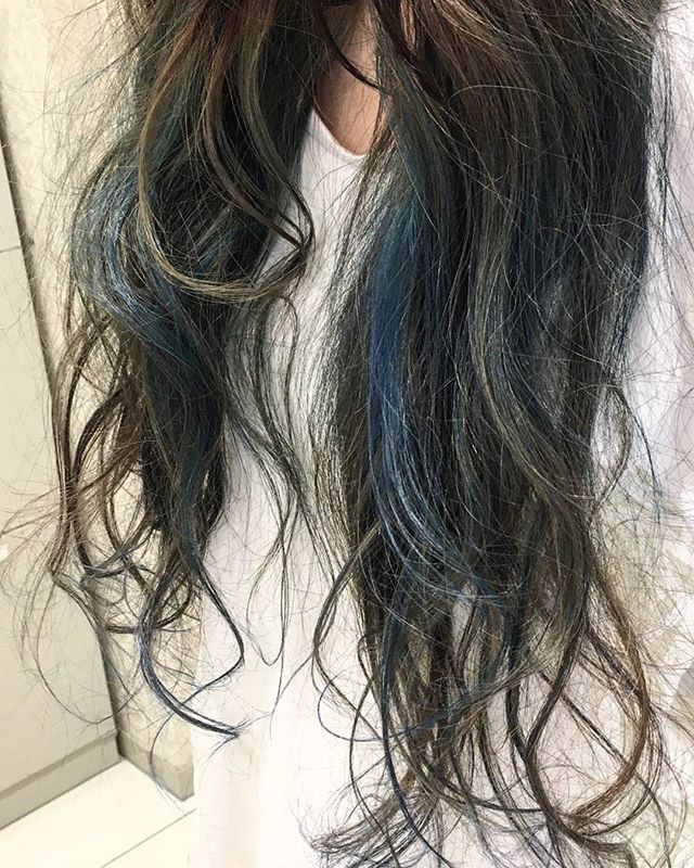 青のインナーカラーのヘアカタログ特集 ブルーに合うベースの髪色って モデルプレス