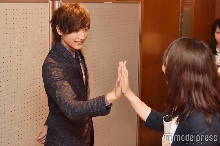 ハイタッチでお見送り(C)モデルプレス