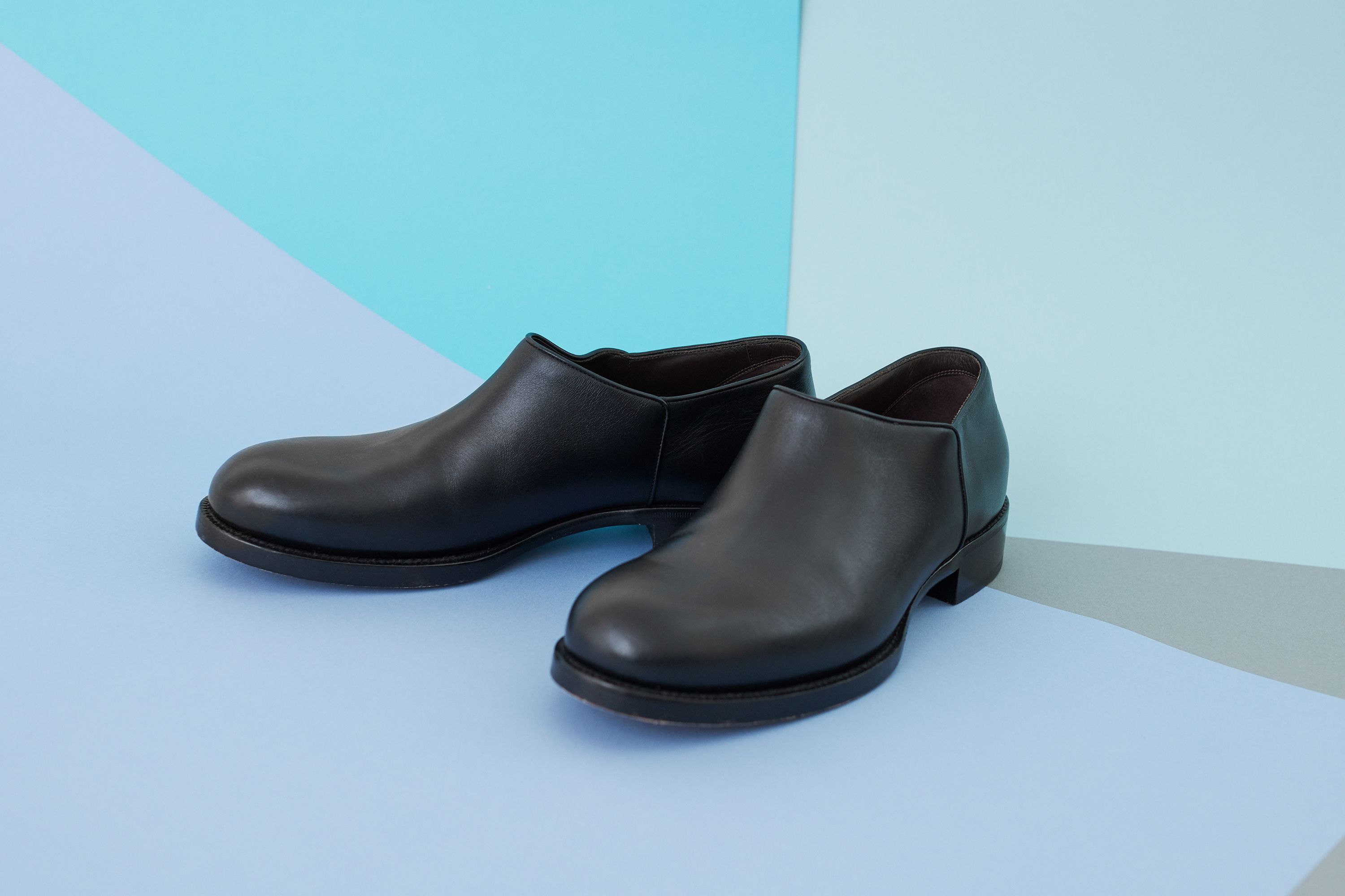 シンプルの先にある構造美こそザ・ロウの真骨頂──冬の決定打、ブーツ＆レザーシューズ選び