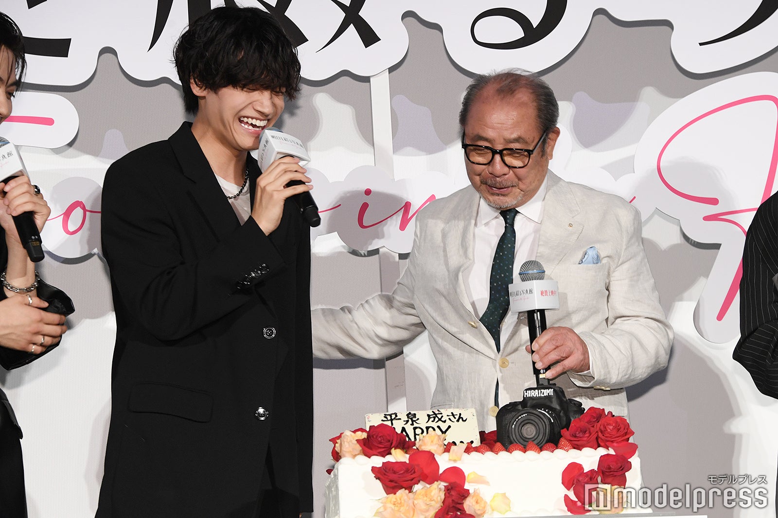 ケーキを素手で触ったあと佐野晶哉のジャケットで拭くおちゃめな平泉成（C）モデルプレス