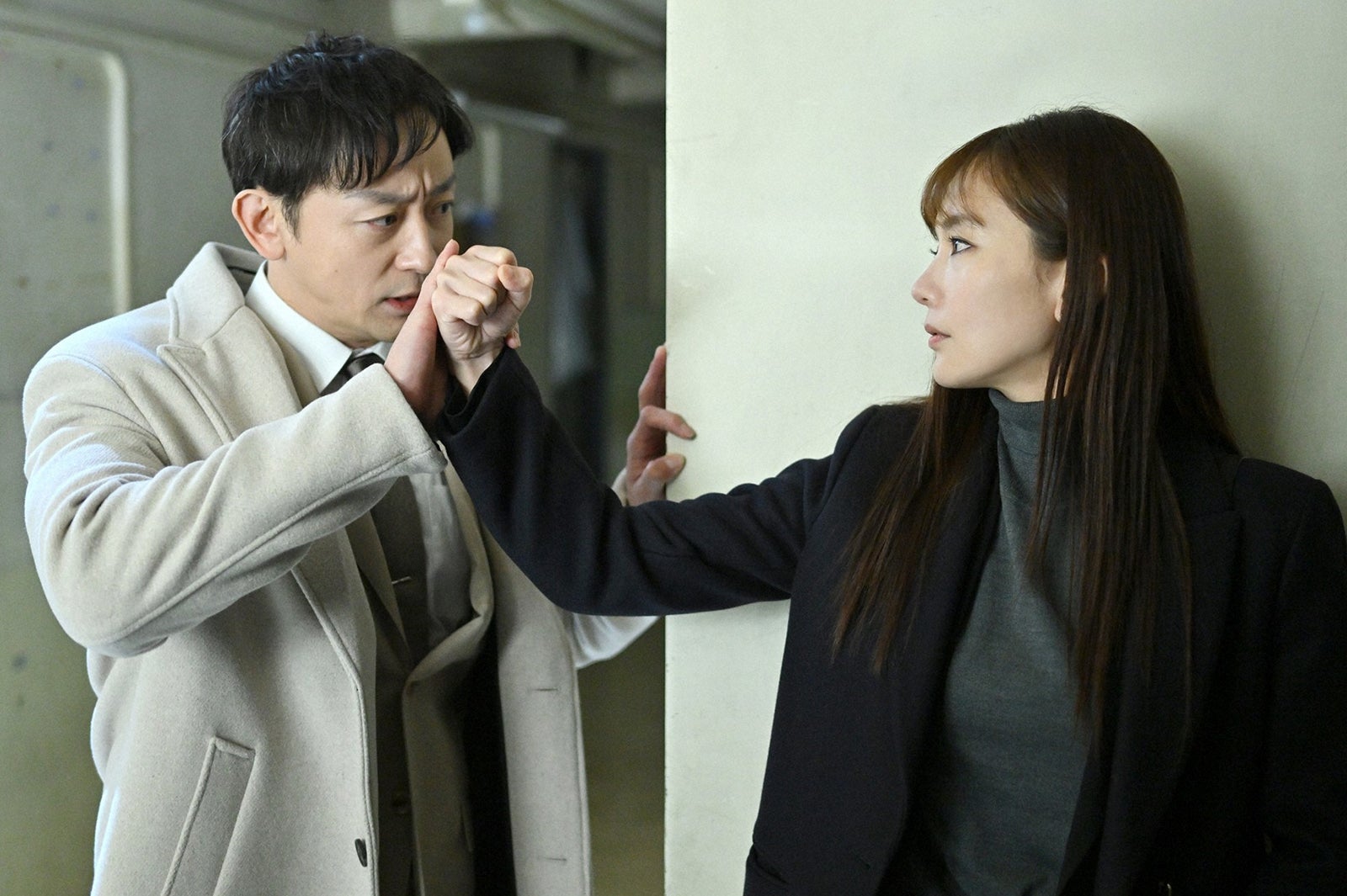 山本耕史、中村ゆり／「クロサギ」最終話より（C）TBS