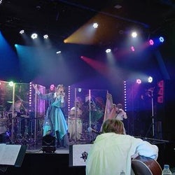 水樹奈々、Blu-ray&DVD『NANA ACOUSTIC ONLINE』より「No Rain,No Rainbow」の映像を公開“みなさんへの想い、音楽への愛が爆発してます”