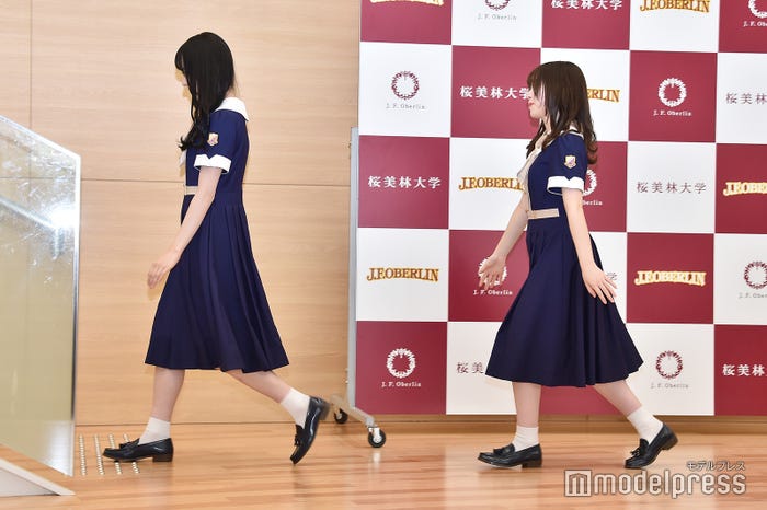 鈴木絢音&渡辺みり愛、歩き方にも「可愛い!」の声(C)モデルプレス