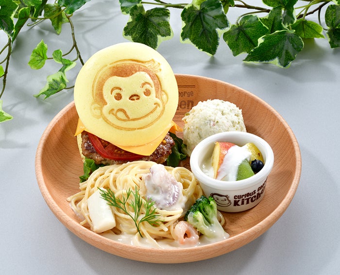 『店長のおすすめ!!』よくばりバーガー&パスタプレート1,680円(税込)(C)&(R) UCS LLC and HC LLC