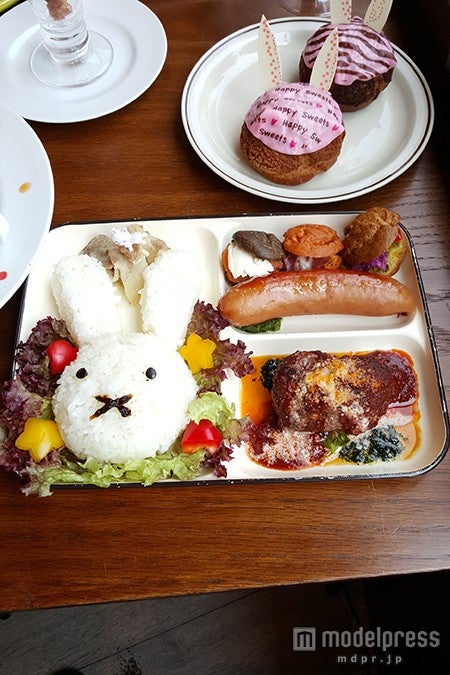 「ミッフィーお子様ランチ大人用」1，800円～2，800円（メイン料理により異なる）／Illustrations Dick Bruna（C）copyright Mercis bv，1953-2015 www．miffy．com／画像提供：PACK ARTS