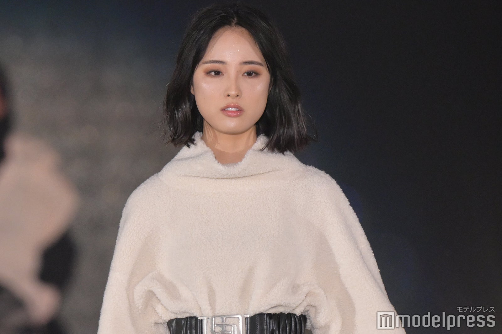 大友花恋、ほっそり脚線美にドキッ オーラ溢れる堂々ランウェイ＜GirlsAward 2022 A／W＞