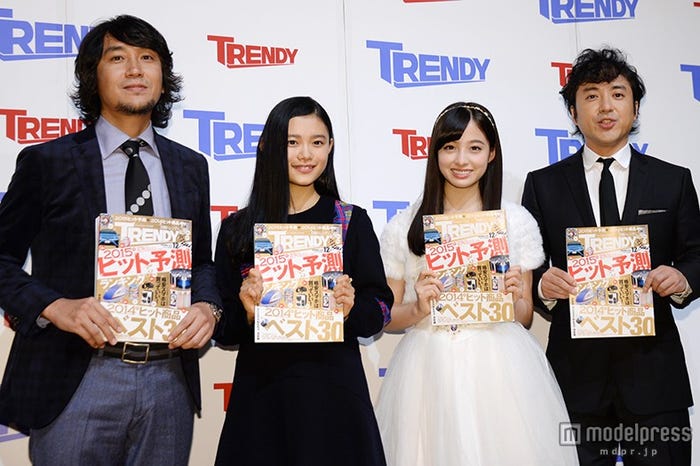 (左から)伊藤健編集長、杉咲花、橋本環奈、ムロツヨシ