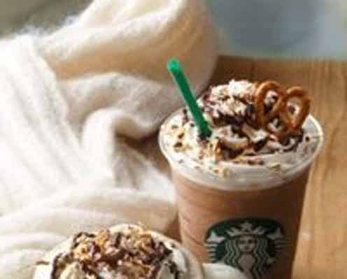 スタバ、冬のチョコドリンク発表 贅沢トッピングでリッチな味わい