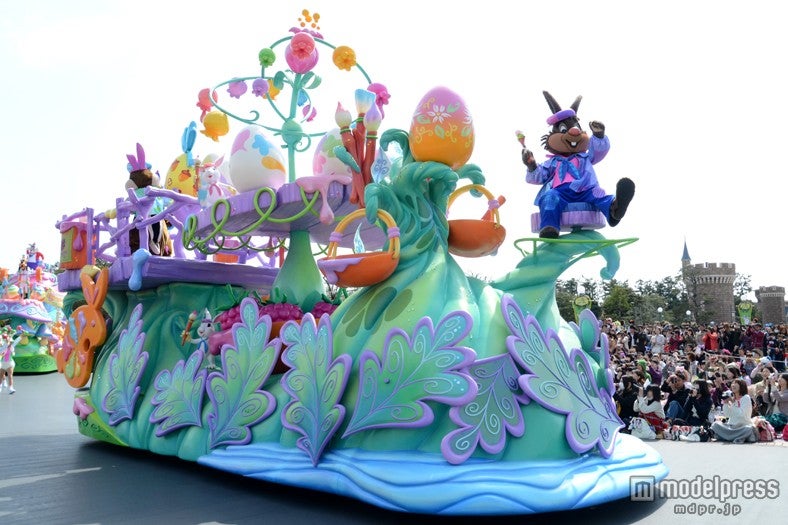 色とりどりの絵の具でエッグペイントを楽しむアトリエ