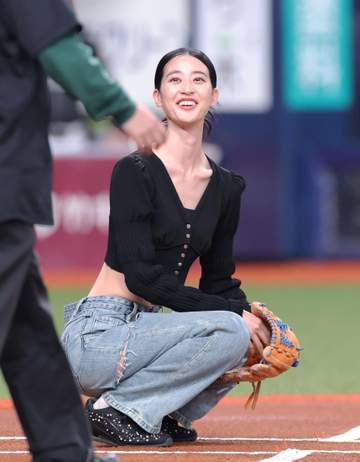 「腹筋すごすぎん？」始球式でスーパーキャッチの9頭身美女「塩抜きも3日しました（笑）」抜群スタイルの舞台裏明かす