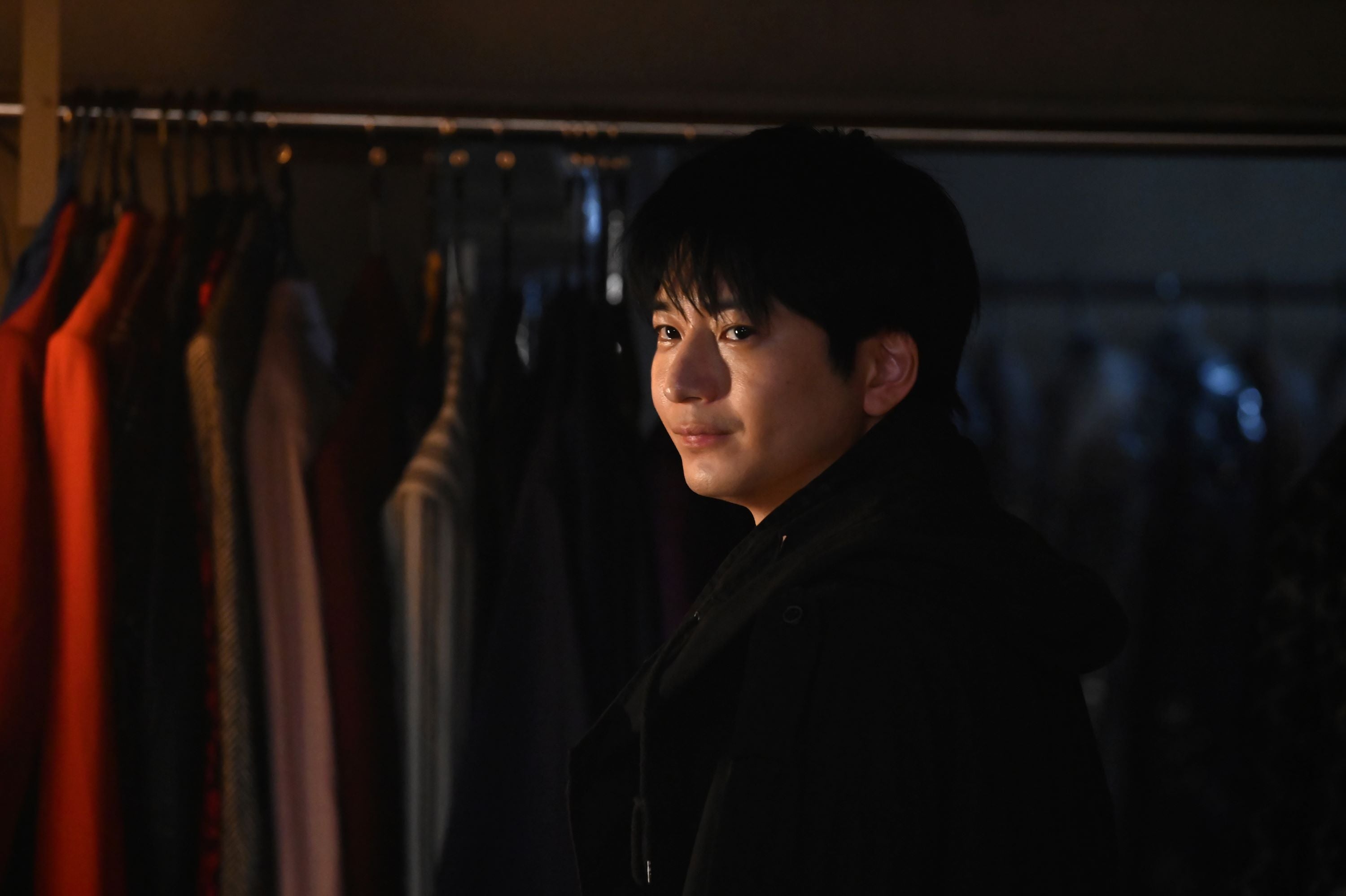 向井理「ダブルチート 偽りの警官 Season2」（C）WOWOW　テレビ東京