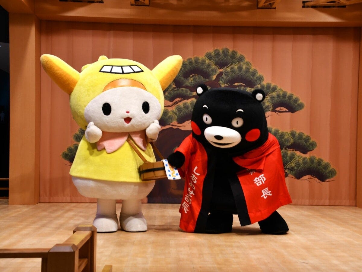 羽田ではねぴょん（左）と＝8月20日、東京都大田区