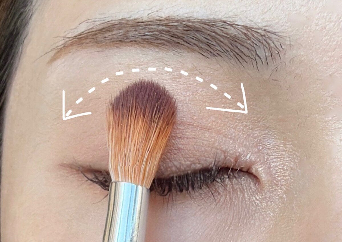 目の形に合わせてワイパーのようにブラシを動かす