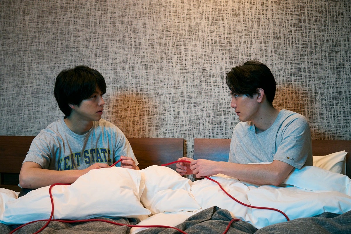 WEST.重岡大毅＆間宮祥太朗“衝撃”ベッドシーン解禁「こういうプレイは女の子としたかったぜ…」＜ある閉ざされた雪の山荘で＞