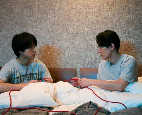 WEST.重岡大毅&間宮祥太朗“衝撃”ベッドシーン解禁「こういうプレイは女の子としたかったぜ…」<ある閉ざされた雪の山荘で>