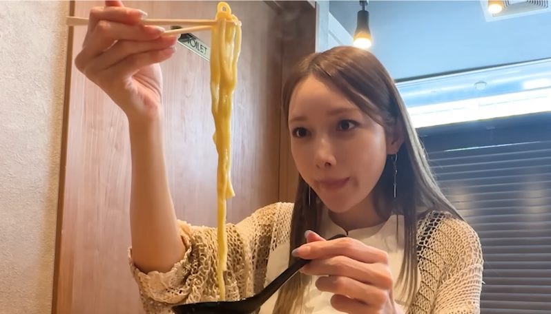 ラーメン愛が繋いだ奇跡のコラボ!ゴマキがSUSURUと味わう絶品味噌ラーメンの魅力