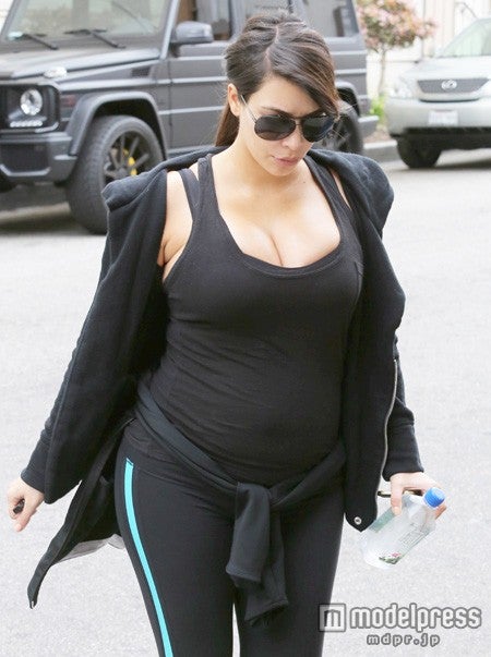 キム・カーダシアン、必死のジム通いでもハミ肉が！