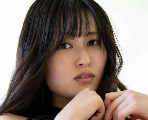 未梨一花、ベッドで豊満バストアピール