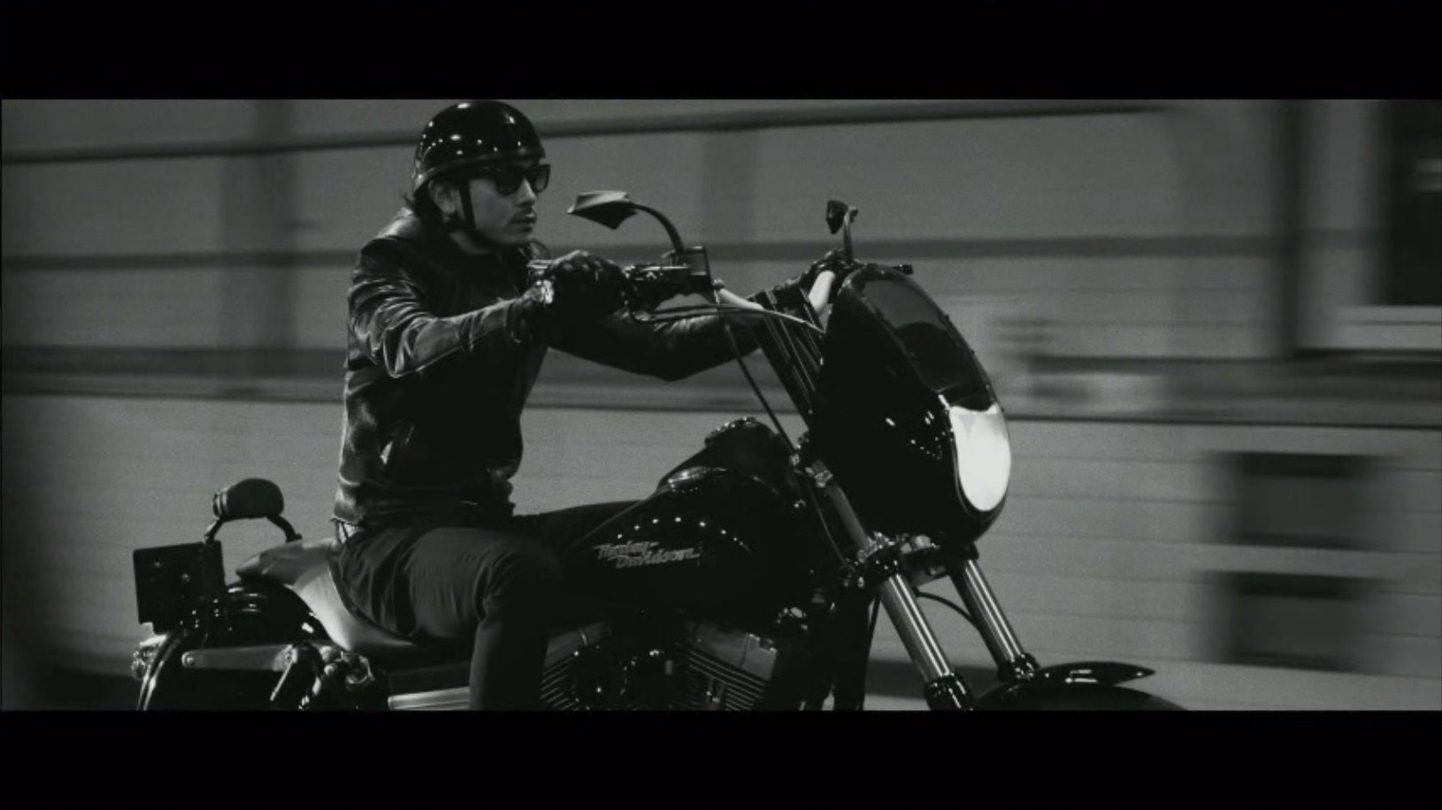 公開された青柳翔の1stシングル「泣いたロザリオ」のMVのワンシーン