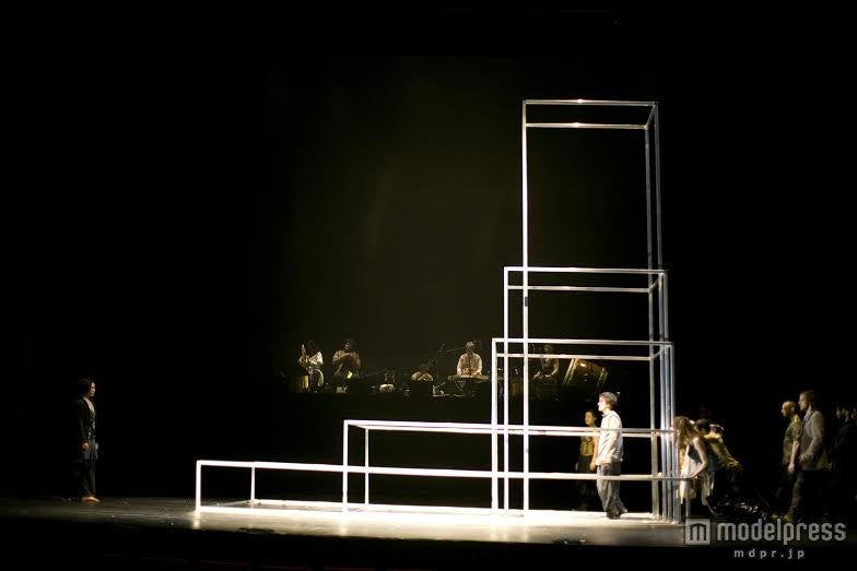 現代アートが舞台セットに！（C）Koen Broos