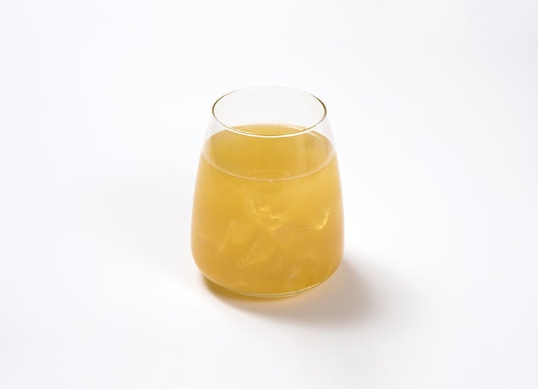 マンゴーマッコリ890円（税抜）（C）はせつ町民会／ユーリ!!! on ICE 製作委員会