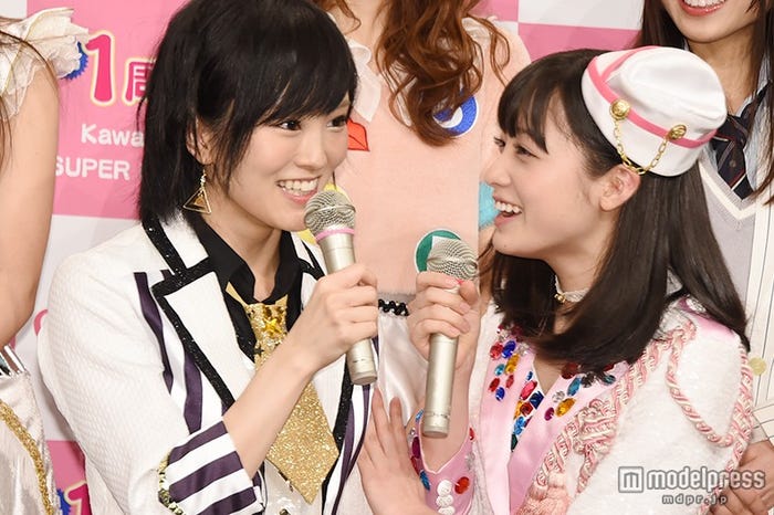(左から)NMB48山本彩、Rev from DVL橋本環奈
