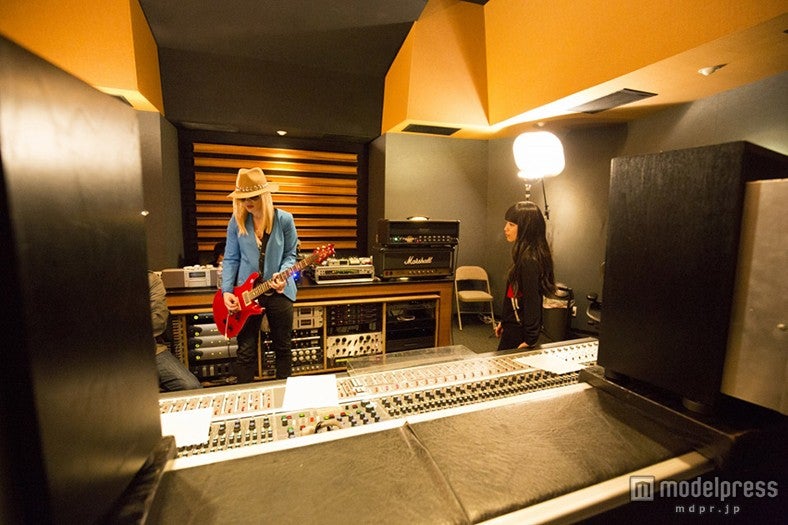 オリアンティのギター演奏を凝視するmiwa