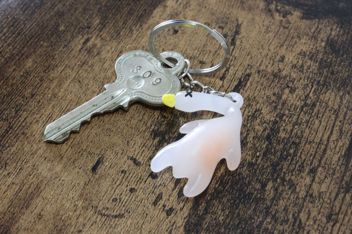 色が変わるミニダックキーホルダー　紫外線　色