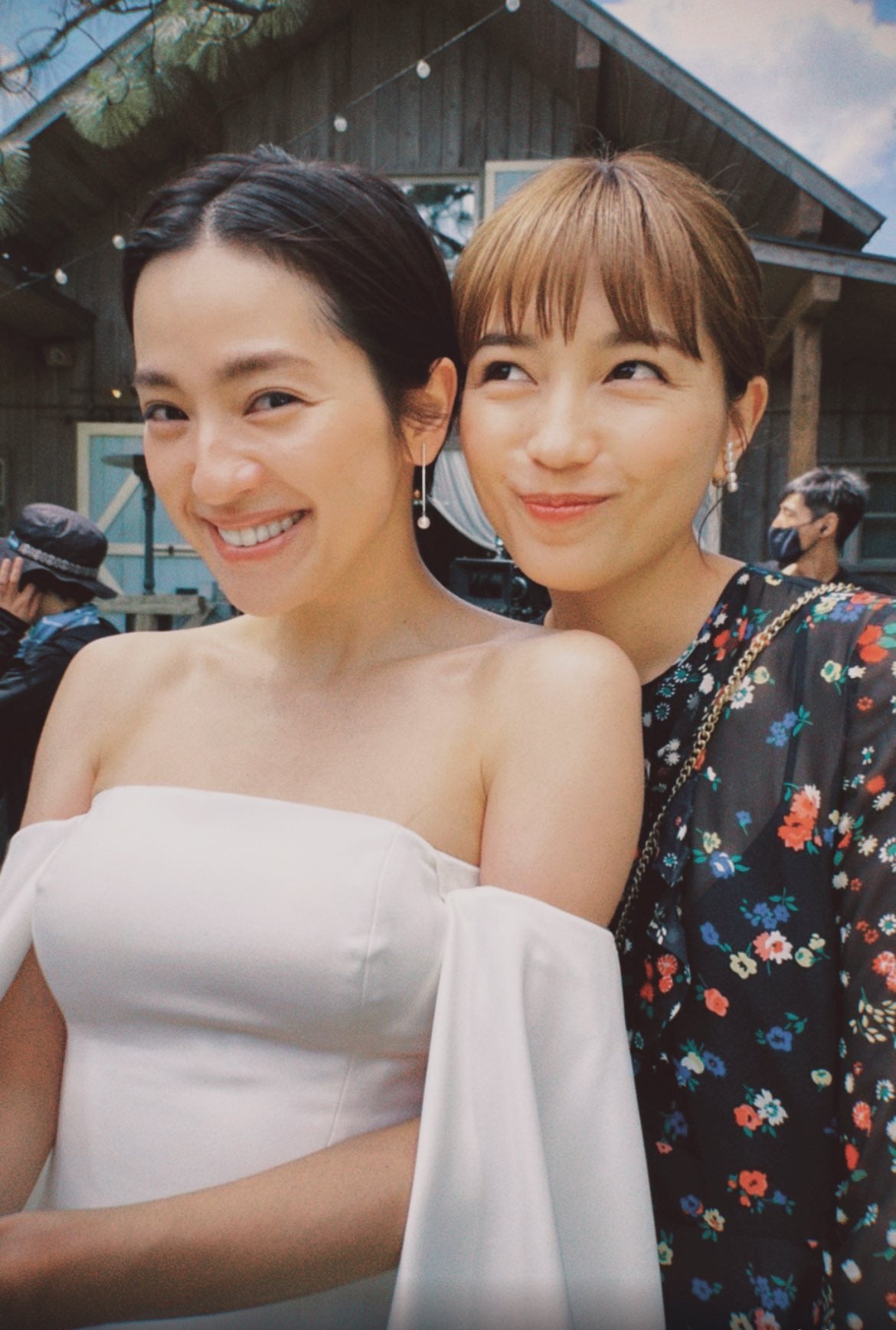 「着飾る恋」中村アン、ウエディングドレス姿で川口春奈と密着2ショット「羽瀬ちゃんおめでとう」